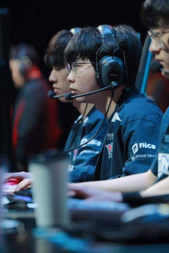 RNG险胜EDG，Viper操刀奇招英雄翻盘激烈交锋小组赛，锁定晋级资格的简单介绍