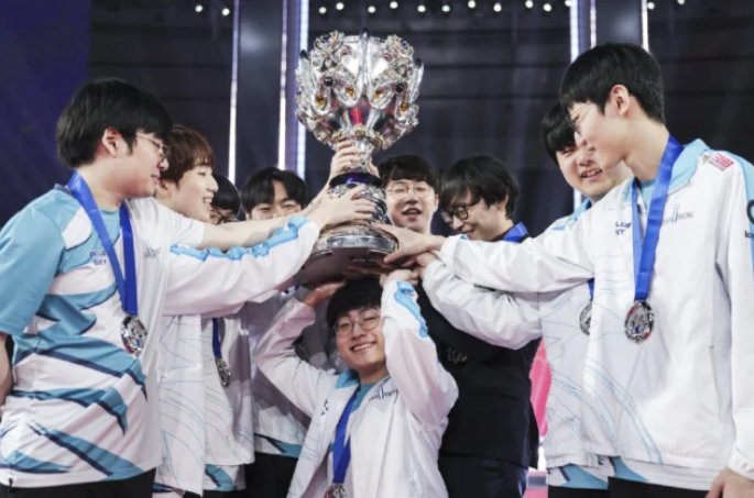 开云体育平台APP-FPX横扫HLE，ShowMaker操刀奇招英雄翻盘焦点之战全球总决赛，让粉丝疯狂欢呼的简单介绍