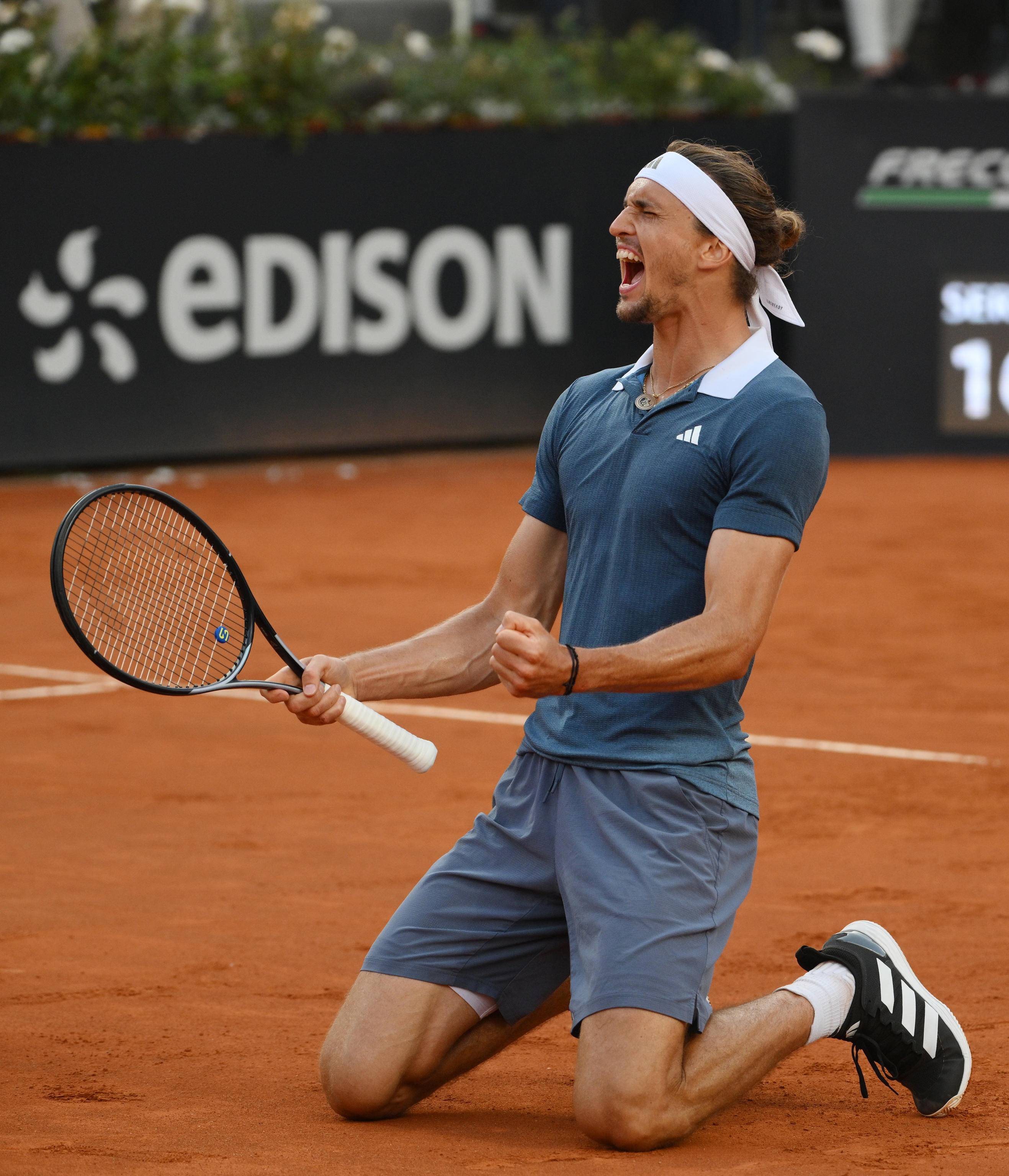 包含美国网球队力克欧洲网球队,兹维列夫统治全场的词条 包含美国网球队力克欧洲网球队,兹维列夫统治全场的词条