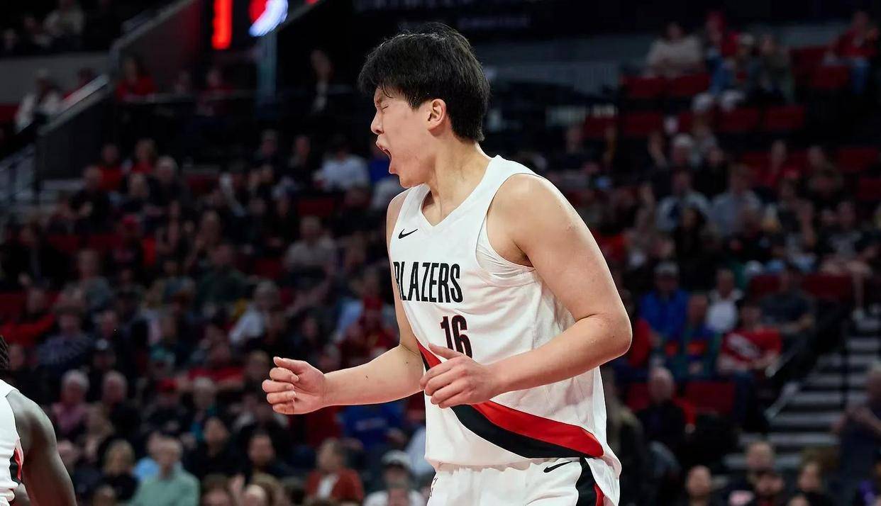 开拓者后卫三分火力全开,轻松击败对手 开拓者后卫三分火力全开,轻松击败对手