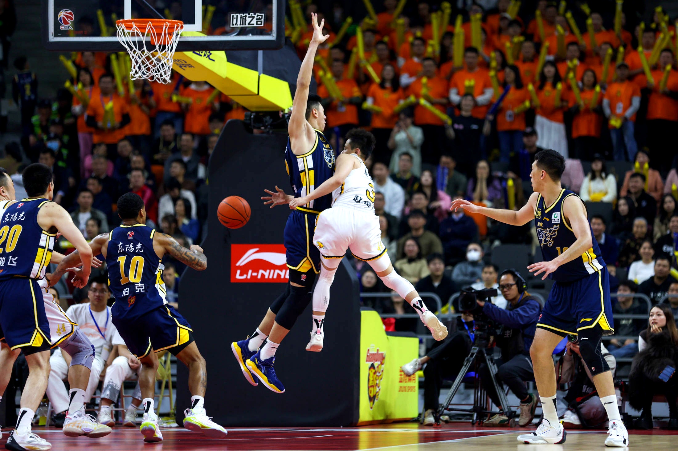 广东与辽宁队强强对抗,辽篮狂胜获胜 广东与辽宁队强强对抗,辽篮狂胜获胜