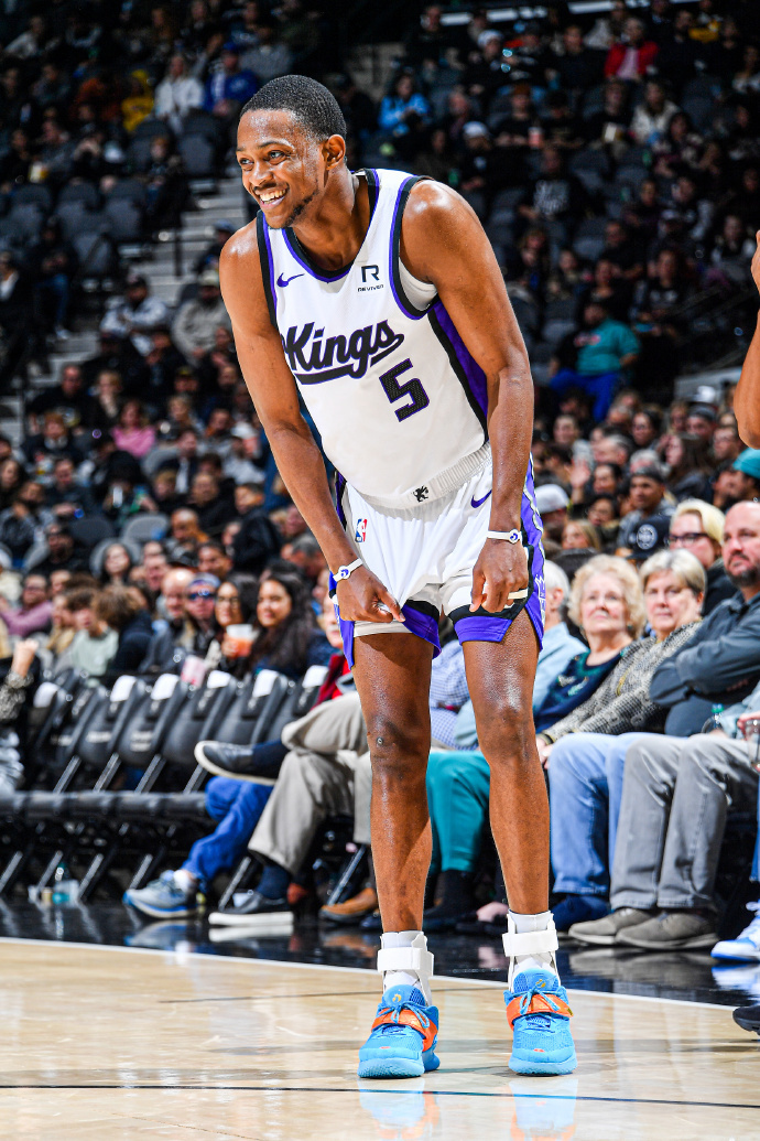 马刺复苏!德罗赞+领军获胜 马刺复苏!德罗赞+领军获胜