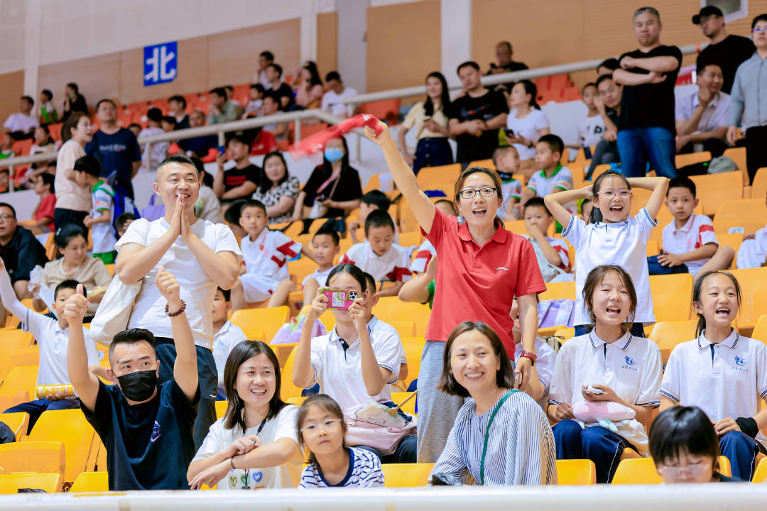 赛事精彩连连，观众欢呼不断