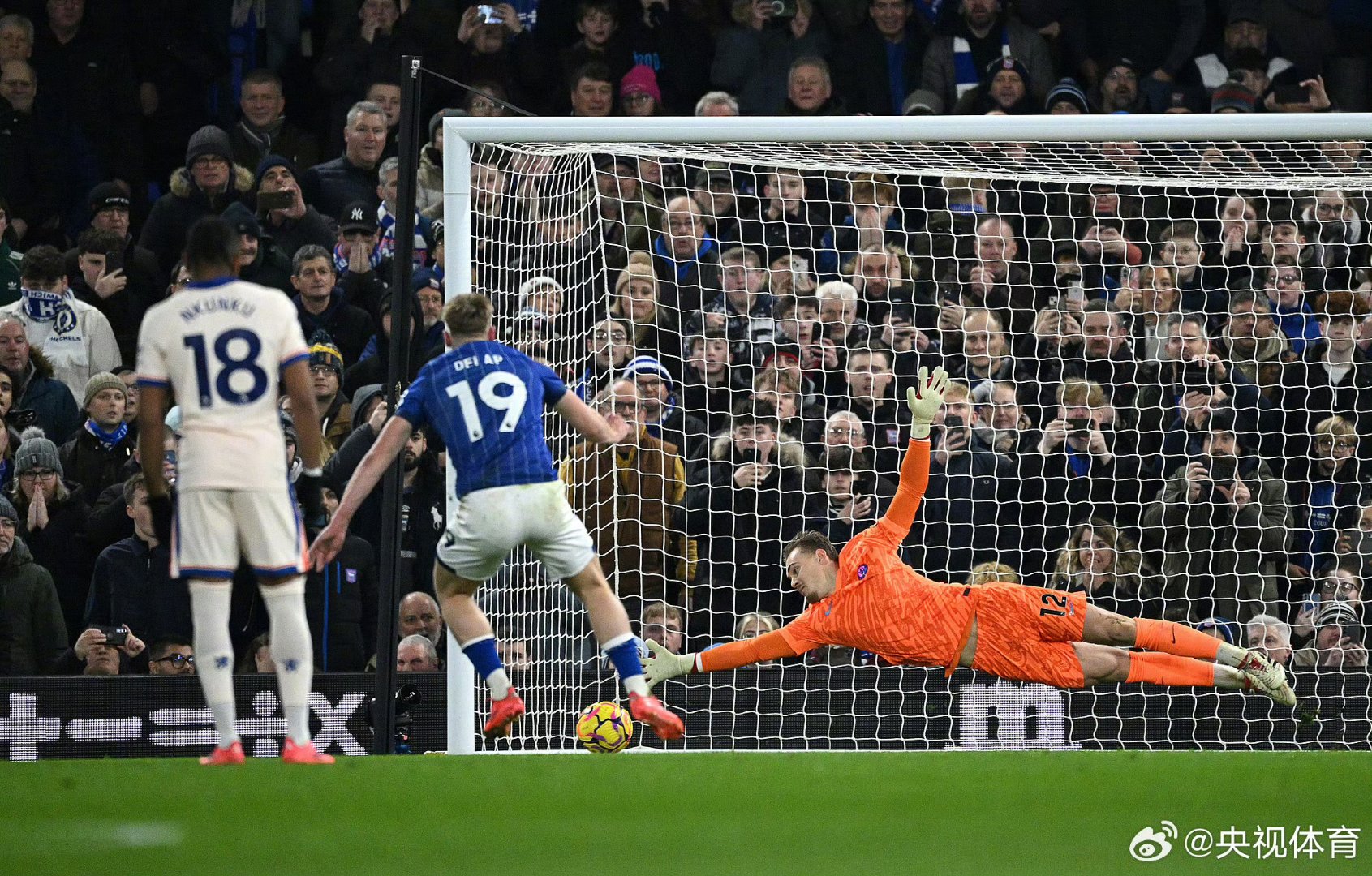 主场轻松击溃对手,球队气势如虹 主场轻松击溃对手,球队气势如虹