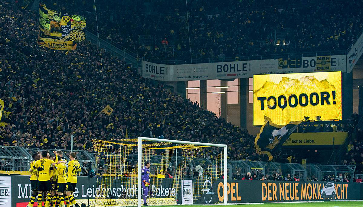 主场轻松击溃对手,球队气势如虹 主场轻松击溃对手,球队气势如虹