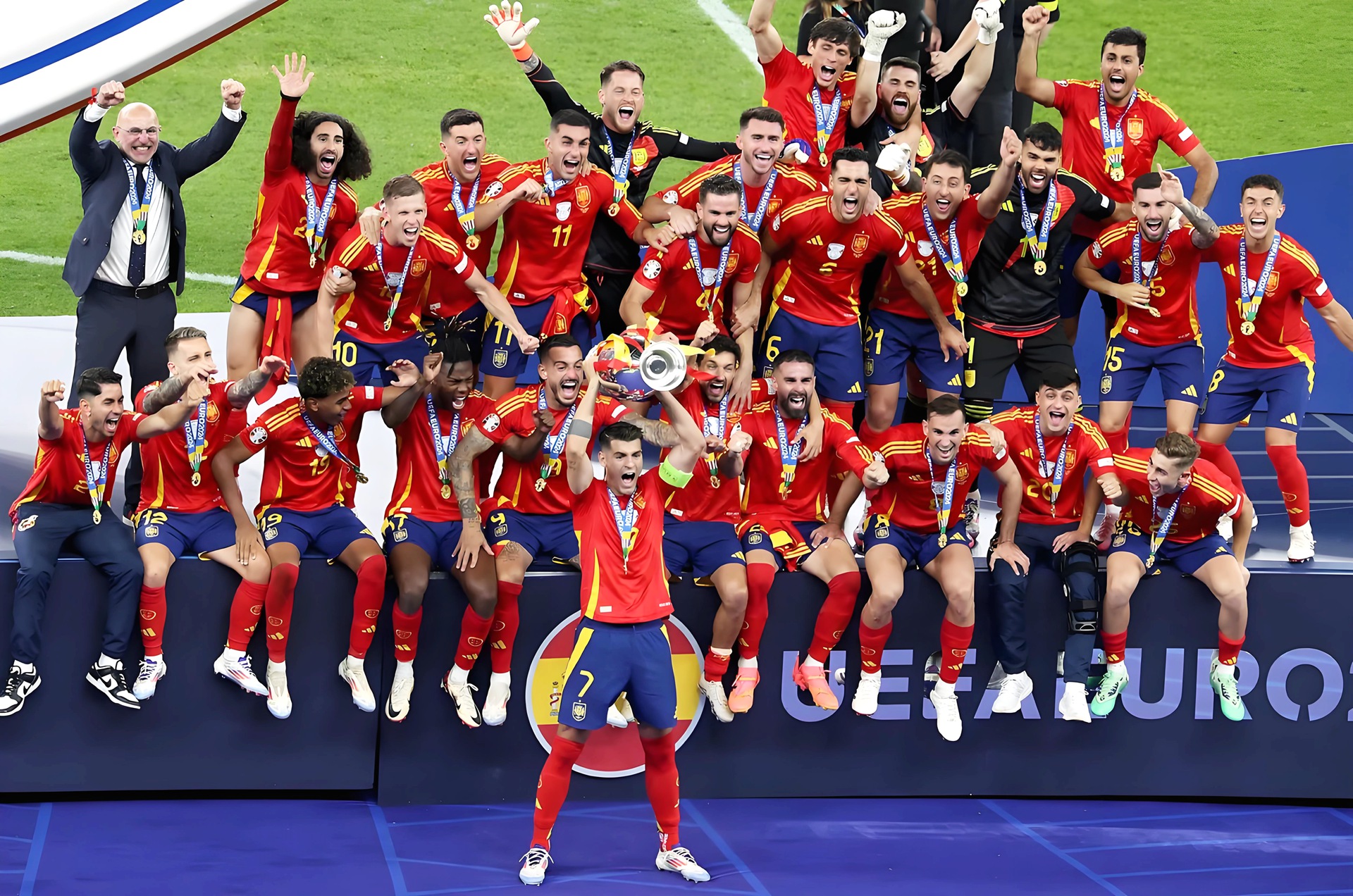 欧洲杯连续胜利，实力强劲球队夺得胜利