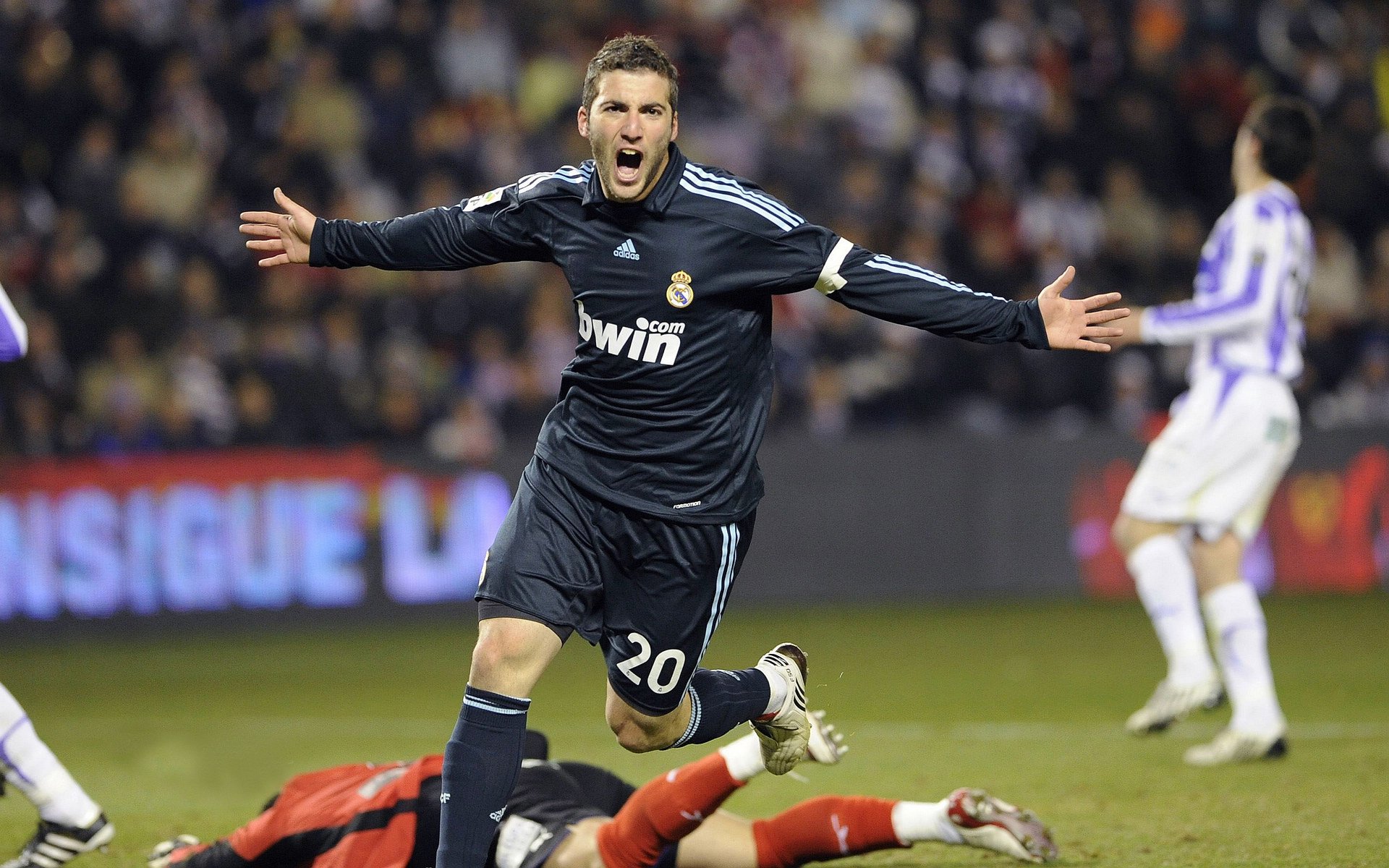 季后赛抢七之夜,伊萨克关键回合不手软